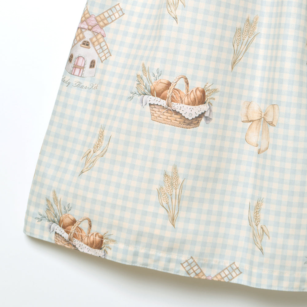 そよ風に揺れる麦畑の丸襟ワンピース