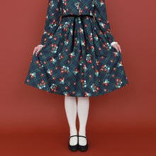 Load image into Gallery viewer, Strawberry Tartan ワンピース (Strawberry tartan dress)
