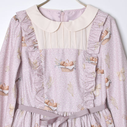 そよ風に揺れる麦畑の丸襟ワンピース