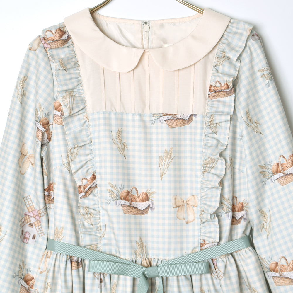 そよ風に揺れる麦畑の丸襟ワンピース