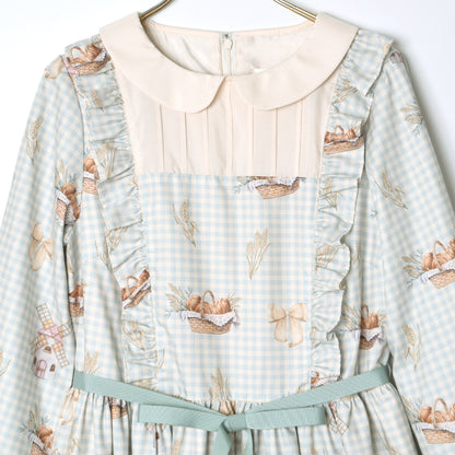 そよ風に揺れる麦畑の丸襟ワンピース