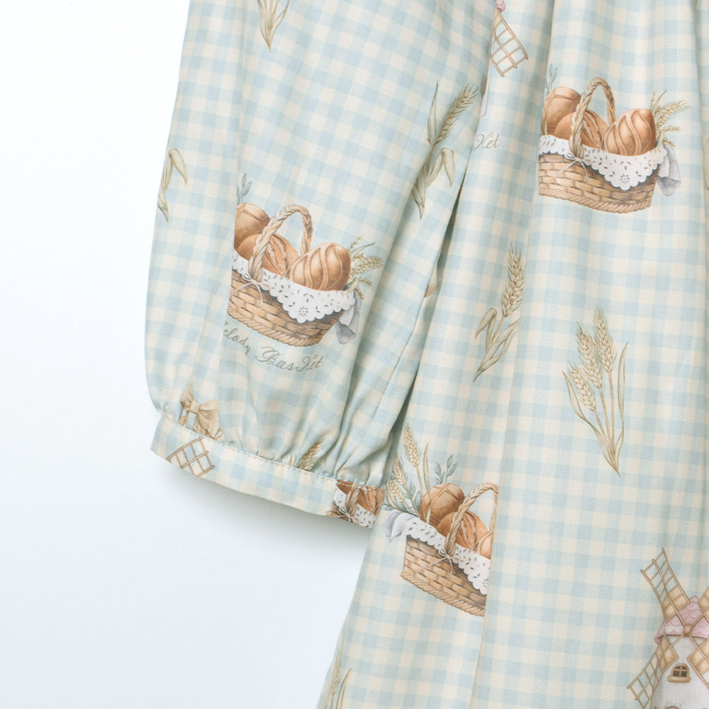 そよ風に揺れる麦畑の丸襟ワンピース