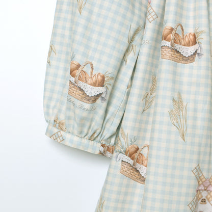 そよ風に揺れる麦畑の丸襟ワンピース