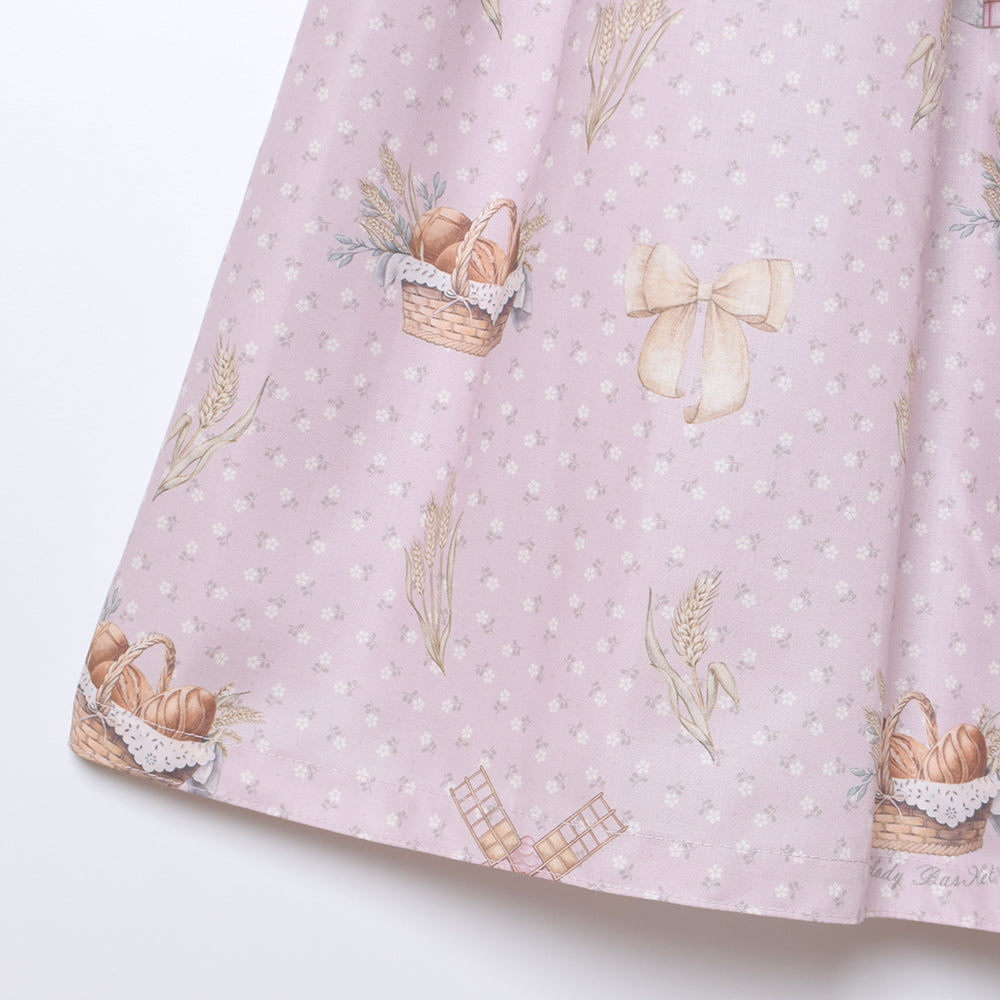 そよ風に揺れる麦畑の丸襟ワンピース