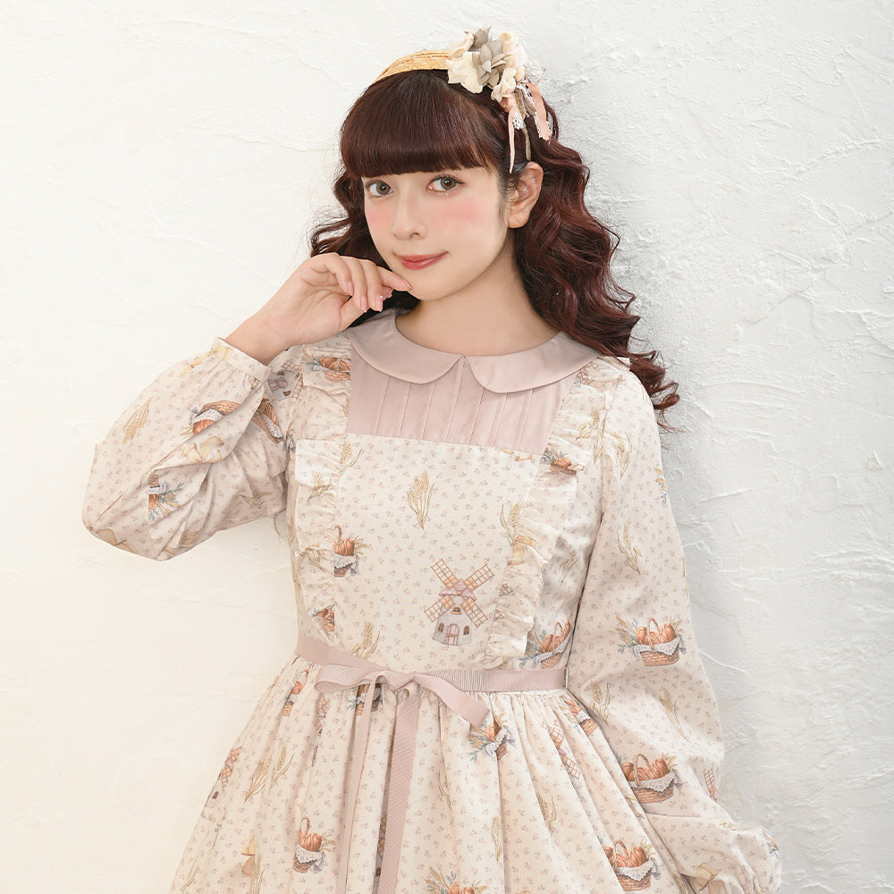 そよ風に揺れる麦畑の丸襟ワンピース