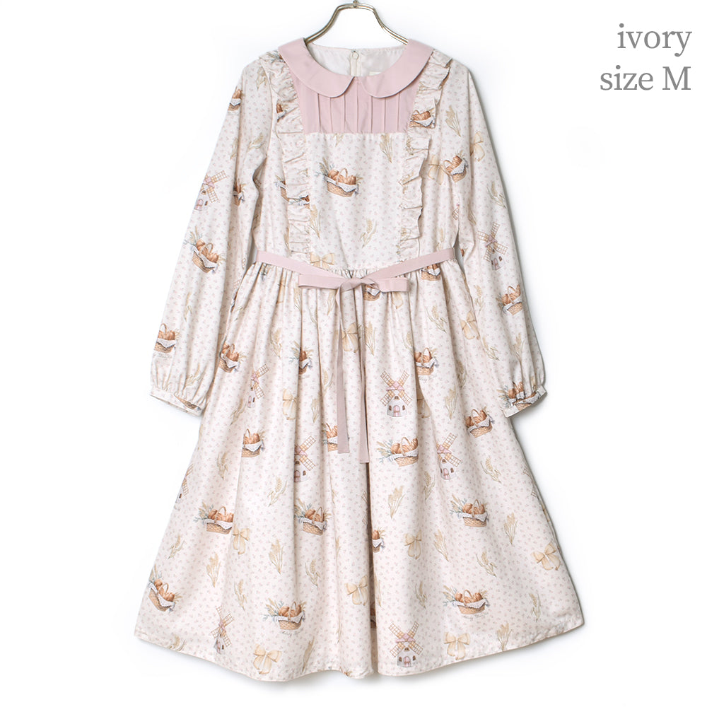 そよ風に揺れる麦畑の丸襟ワンピース