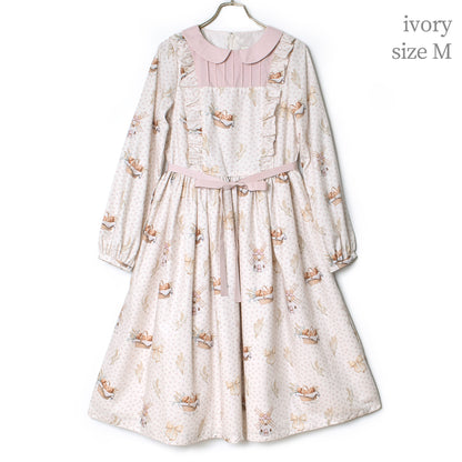 そよ風に揺れる麦畑の丸襟ワンピース