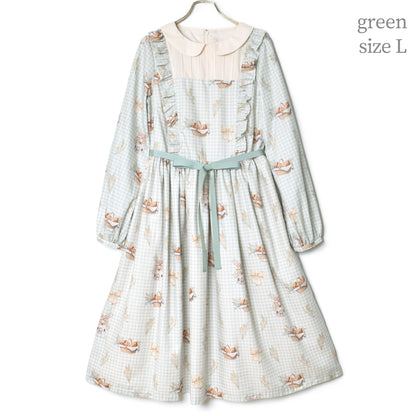 そよ風に揺れる麦畑の丸襟ワンピース