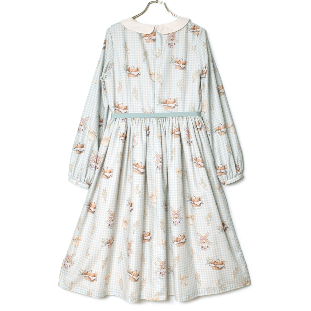 そよ風に揺れる麦畑の丸襟ワンピース