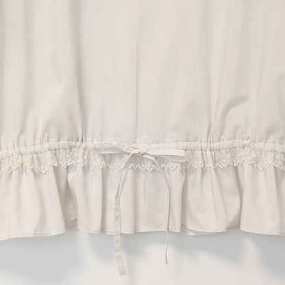 ピンタックとレースの後ろリボンブラウス