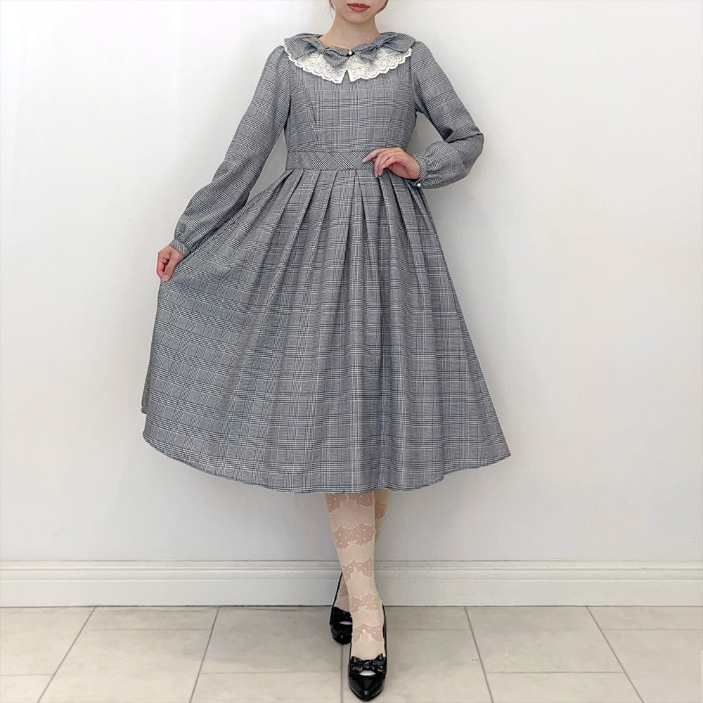 Ribbon and lace collar dress