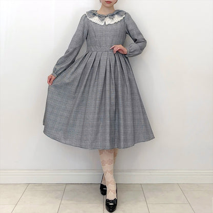 Ribbon and lace collar dress