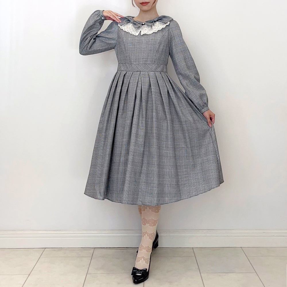 Ribbon and lace collar dress