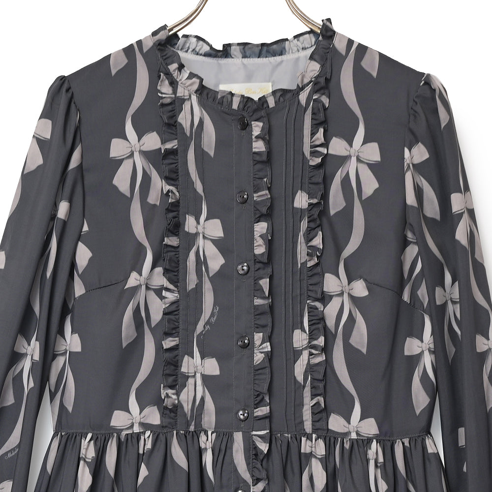 リボン結びのフロントボタンワンピース