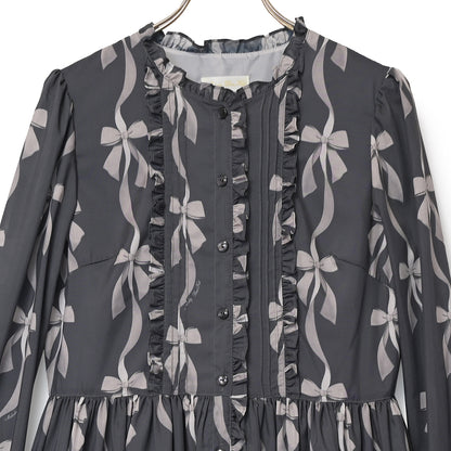 リボン結びのフロントボタンワンピース