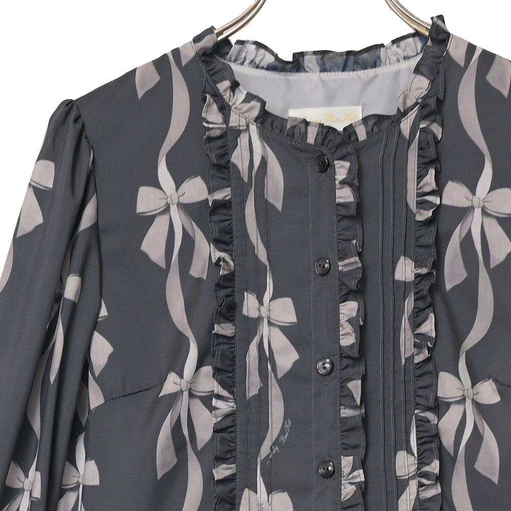 リボン結びのフロントボタンワンピース