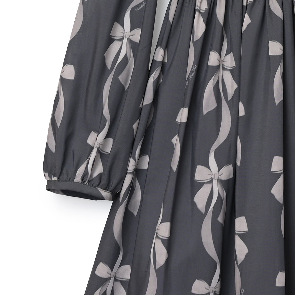 リボン結びのフロントボタンワンピース