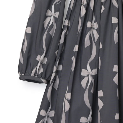 リボン結びのフロントボタンワンピース