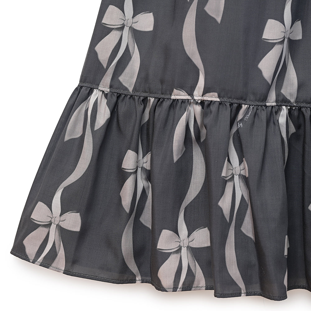 リボン結びのフロントボタンワンピース