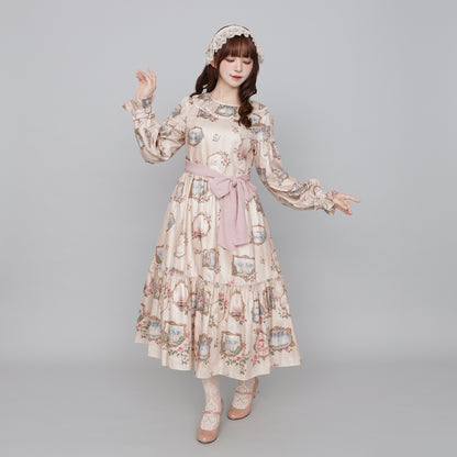 Cat in frame frill collar dress