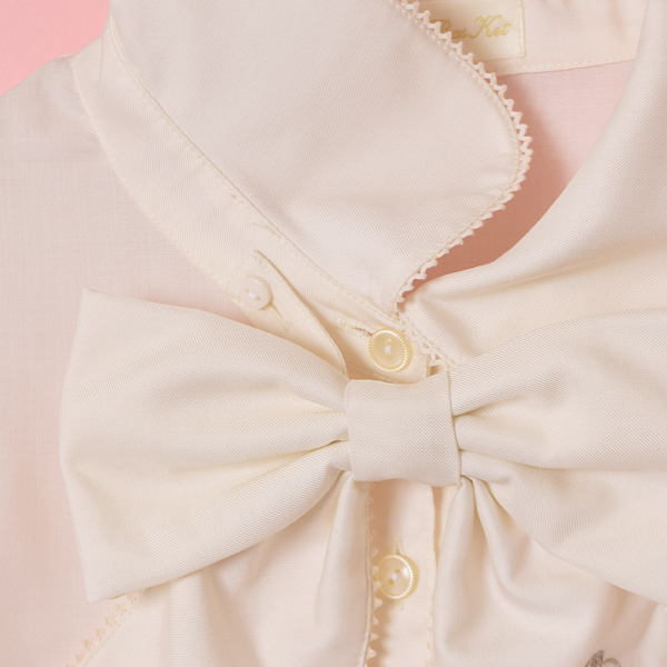 ロゴ刺繍リボンタイブラウス