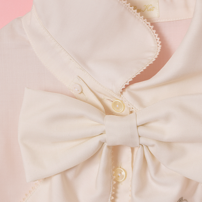 ロゴ刺繍リボンタイブラウス