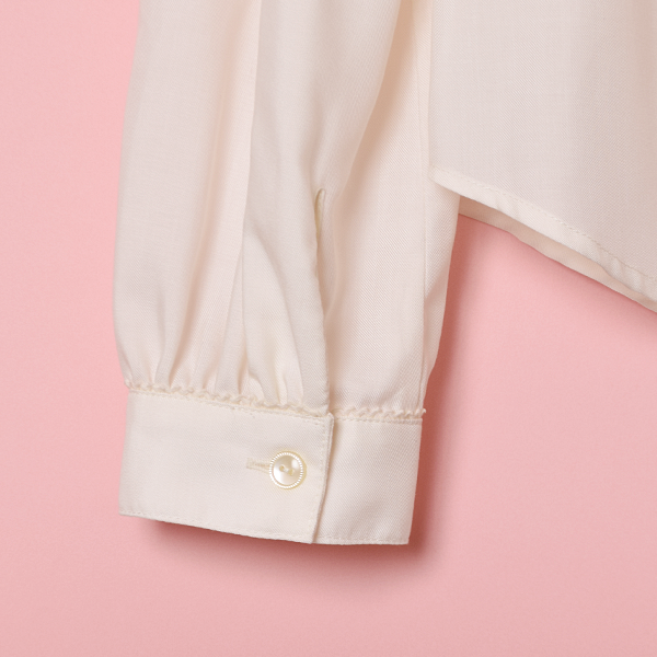 ロゴ刺繍リボンタイブラウス