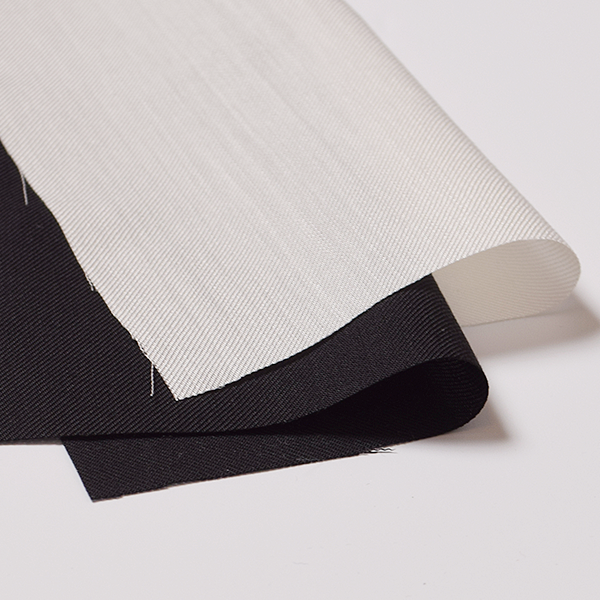 ロゴ刺繍リボンタイブラウス