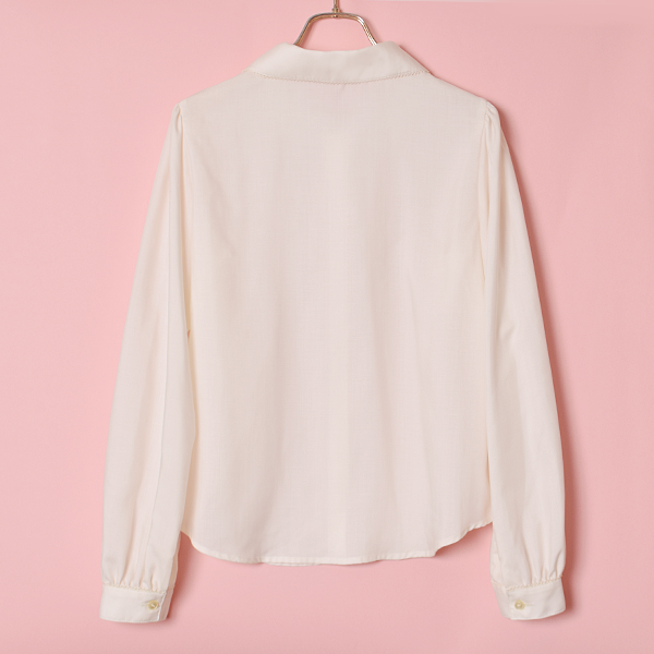 ロゴ刺繍リボンタイブラウス