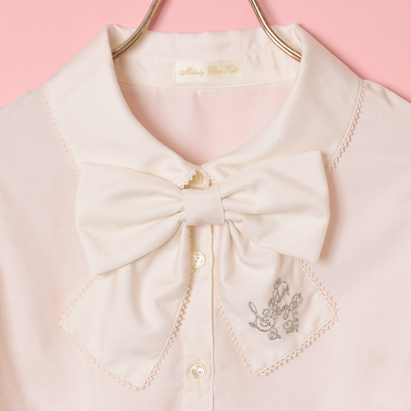 ロゴ刺繍リボンタイブラウス