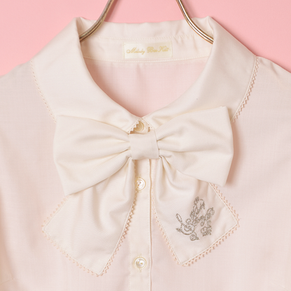 ロゴ刺繍リボンタイブラウス
