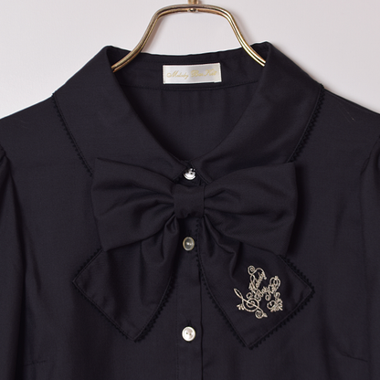 ロゴ刺繍リボンタイブラウス