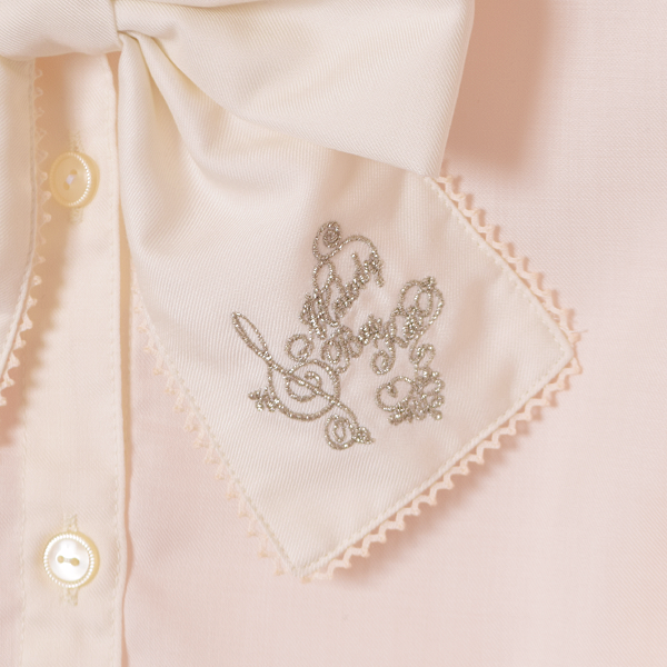 ロゴ刺繍リボンタイブラウス