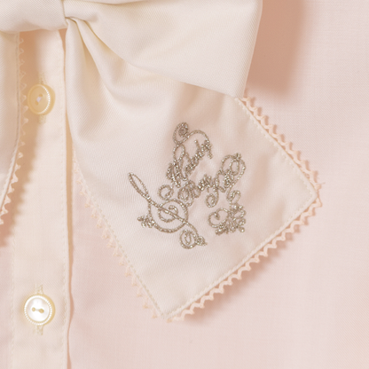 ロゴ刺繍リボンタイブラウス