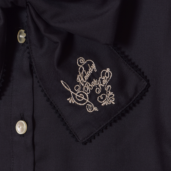 ロゴ刺繍リボンタイブラウス